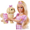Mattel - Barbie JFP36 - Twinning Looks, bambola bionda e cagnolino in abiti rosa a quadretti abbinati, accessori per entrambi,