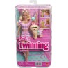 Mattel - Barbie JFP36 - Twinning Looks, bambola bionda e cagnolino in abiti rosa a quadretti abbinati, accessori per entrambi,