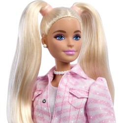 Mattel - Barbie JJN69 - Deluxe Style n. 9, bambola dai capelli biondi con outfit in denim rosa, giacca e gonna coordinate con a