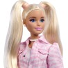 Mattel - Barbie JJN69 - Deluxe Style n. 9, bambola dai capelli biondi con outfit in denim rosa, giacca e gonna coordinate con a