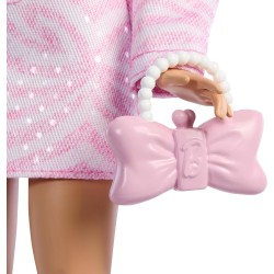 Mattel - Barbie JJN69 - Deluxe Style n. 9, bambola dai capelli biondi con outfit in denim rosa, giacca e gonna coordinate con a