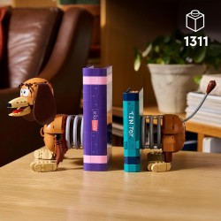 LEGO | 43301 Disney Pixar Fermalibri di Slinky Toy Story - Reggi Libri per Libreria - Decorazione con Minifigure di Woody e Fig