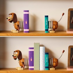 LEGO | 43301 Disney Pixar Fermalibri di Slinky Toy Story - Reggi Libri per Libreria - Decorazione con Minifigure di Woody e Fig