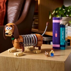 LEGO | 43301 Disney Pixar Fermalibri di Slinky Toy Story - Reggi Libri per Libreria - Decorazione con Minifigure di Woody e Fig