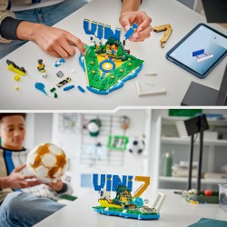 LEGO 43027 Editions Vini Jr. – Highlights Calcistici Giocattolo - Modello 3D da Esposizione con Minifigure da Collezione - Deco