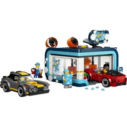 LEGO 60497 City Autolavaggio Drive-In Giocattolo - Include 2 Modellini di Auto, Funzione di Lavaggio e 4 Minifigure con Accesso