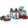 LEGO 60497 City Autolavaggio Drive-In Giocattolo - Include 2 Modellini di Auto, Funzione di Lavaggio e 4 Minifigure con Accesso