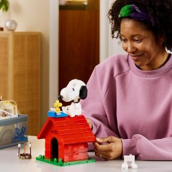 LEGO 21368 Ideas Peanuts: la Cuccia di Snoopy - Kit di Modellismo da Esposizione per Adulti con Personaggi di Snoopy e Woodstoc