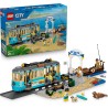 LEGO 60506 City Classic Tram Classico della Spiaggia - Treno Giocattolo con Binari, Scena di Strada, 5 Minifigure e 5 Figure di