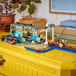 LEGO 60506 City Classic Tram Classico della Spiaggia - Treno Giocattolo con Binari, Scena di Strada, 5 Minifigure e 5 Figure di