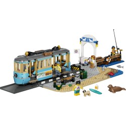 LEGO 60506 City Classic Tram Classico della Spiaggia - Treno Giocattolo con Binari, Scena di Strada, 5 Minifigure e 5 Figure di