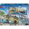 LEGO 60506 City Classic Tram Classico della Spiaggia - Treno Giocattolo con Binari, Scena di Strada, 5 Minifigure e 5 Figure di