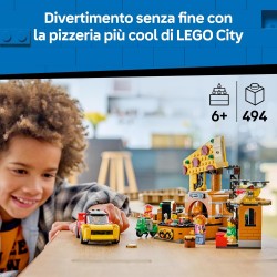 LEGO 60496 City Centro di Consegna Pizze con Veicoli - Include Macchina Giocattolo, Scooter, Drone, Cabinato Arcade e 4 Minifig