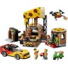 LEGO 60496 City Centro di Consegna Pizze con Veicoli - Include Macchina Giocattolo, Scooter, Drone, Cabinato Arcade e 4 Minifig