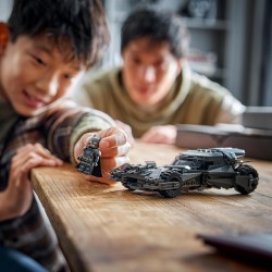 LEGO 76331 DC Batman v Superman Batmobile - Macchina Giocattolo - Kit Modellismo da Collezione con Minifigure del Supereroe