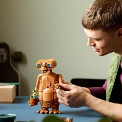 LEGO Ideas 21370 E.T. the Extra-Terrestrial - Kit di Modellismo per Adulti con Personaggio Alieno, Fiori Finti in Vaso e Matton