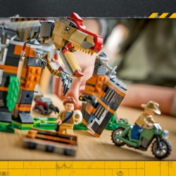 LEGO 77982 Jurassic World Fuga dal Dinosauro Spinosauro - Giocattolo Interattivo con una Figura di Dinosauro, una Moto e 2 Mini