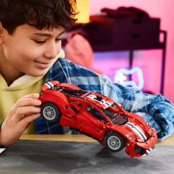 LEGO 42235 Technic Auto Ferrari 488 PISTA - Macchina Giocattolo con Motore V8, Sterzo e Differenziale - Decorazione da Camerett