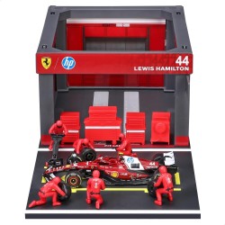 Bburago - Ferrari SF-25 Hamilton, Playset Pit Stop Scala 1:43