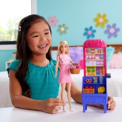 Mattel Barbie - Malibu fa la spesa, bambola bionda e bancarella del mercato con 11 accessori a tema, set ispirato al film Barbi