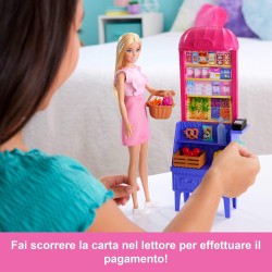 Mattel Barbie - Malibu fa la spesa, bambola bionda e bancarella del mercato con 11 accessori a tema, set ispirato al film Barbi
