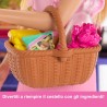 Mattel Barbie - Malibu fa la spesa, bambola bionda e bancarella del mercato con 11 accessori a tema, set ispirato al film Barbi