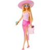 Barbie - Bambola bionda con costume da bagno rosa e bianco, Barbie con pareo a pois, cappello da sole, tote bag e tanti accesso
