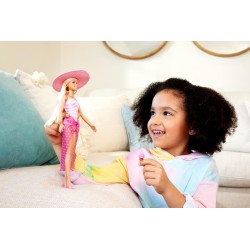 Barbie - Bambola bionda con costume da bagno rosa e bianco, Barbie con pareo a pois, cappello da sole, tote bag e tanti accesso