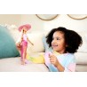Barbie - Bambola bionda con costume da bagno rosa e bianco, Barbie con pareo a pois, cappello da sole, tote bag e tanti accesso