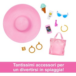 Barbie - Bambola bionda con costume da bagno rosa e bianco, Barbie con pareo a pois, cappello da sole, tote bag e tanti accesso