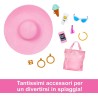 Barbie - Bambola bionda con costume da bagno rosa e bianco, Barbie con pareo a pois, cappello da sole, tote bag e tanti accesso