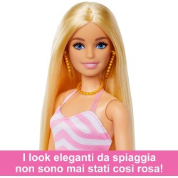 Barbie - Bambola bionda con costume da bagno rosa e bianco, Barbie con pareo a pois, cappello da sole, tote bag e tanti accesso