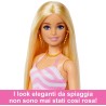 Barbie - Bambola bionda con costume da bagno rosa e bianco, Barbie con pareo a pois, cappello da sole, tote bag e tanti accesso
