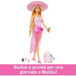 Barbie - Bambola bionda con costume da bagno rosa e bianco, Barbie con pareo a pois, cappello da sole, tote bag e tanti accesso