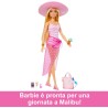 Barbie - Bambola bionda con costume da bagno rosa e bianco, Barbie con pareo a pois, cappello da sole, tote bag e tanti accesso