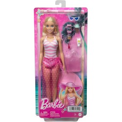Barbie - Bambola bionda con costume da bagno rosa e bianco, Barbie con pareo a pois, cappello da sole, tote bag e tanti accesso