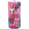 Barbie - Bambola bionda con costume da bagno rosa e bianco, Barbie con pareo a pois, cappello da sole, tote bag e tanti accesso